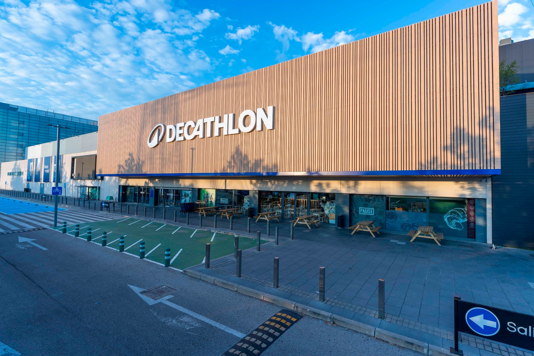 La Sombra del Monopolio: La CNMC Frena la Ambición de Decathlon