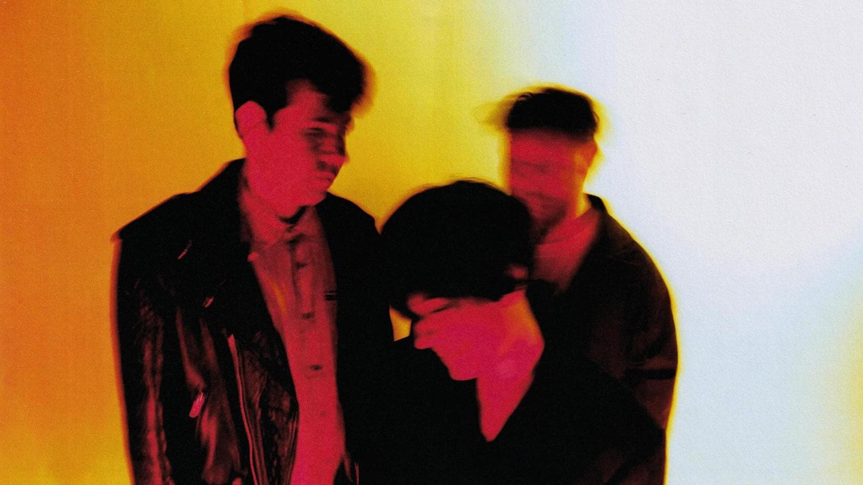 El Renacer Analógico de Triángulo de Amor Bizarro: La Catedral Sonora de una Nueva Era