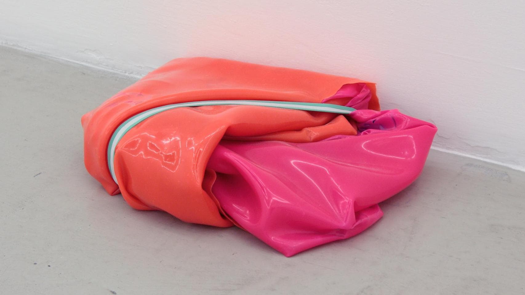 El Pliegue como Manifiesto: La Estética Gurruñesca y la Fragilidad del Presente