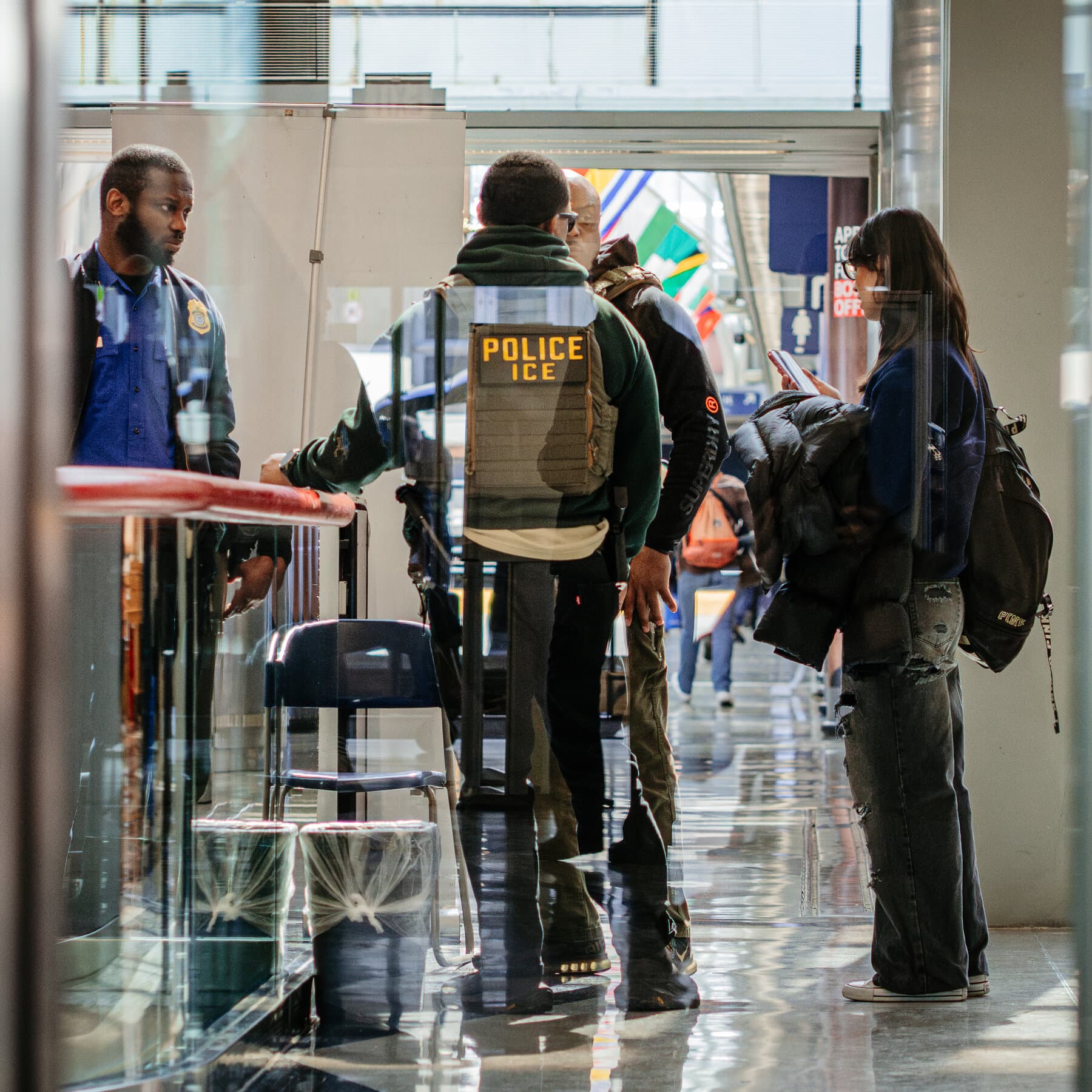 La Inquietante Permanencia: ICE Redefine la Seguridad Aeroportuaria Post-Crisis